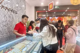 Giá vàng SJC điểu chỉnh tăng 200.000 đồng theo đà thế giới. (Ảnh: PV/Vietnam+)