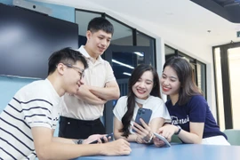 Người dùng chia sẻ trải nghiệm VietinBank iPay Mobile. (Ảnh: Vietnam+)