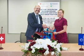 Ông Thomas Gass, Đại sứ Thụy Sĩ tại Việt Nam và bà Mariam J. Sherman, Giám đốc Quốc gia Ngân hàng Thế giới tại Việt Nam, Campuchia và Lào tại lễ ký kết Quỹ Tín thác Một nhà tài trợ nhằm thúc đẩy tăng trưởng xanh và bền vững tại các đô thị lớn của Việt Nam. (Ảnh: Vietnam+)