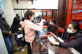 Giá vàng trong nước đảo chiều đi xuống 200.000 đồng theo điều chỉnh của thế giới. (Ảnh: PV/Vietnam+)