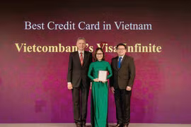 Bà Trần Thị Hạnh – Trưởng Phòng Phát triển Sản phẩm Bán lẻ đại diện Vietcombank nhận giải Thẻ tín dụng tốt nhất Việt Nam năm 2024. (Ảnh: Vietnam+)