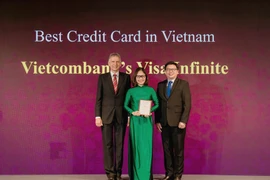 Bà Trần Thị Hạnh – Trưởng Phòng Phát triển Sản phẩm Bán lẻ đại diện Vietcombank nhận giải Thẻ tín dụng tốt nhất Việt Nam năm 2024. (Ảnh: Vietnam+)