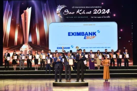 Ông Nguyễn Hướng Minh – Phó Tổng Giám đốc Eximbank nhận giải thưởng Sao Khuê 2024. (Ảnh: Vietnam+)