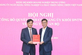 Ông Trần Thắng - Phó Bí thư Đảng ủy Khối Doanh nghiệp Trung ương trao Quyết định của Đảng ủy Khối giao phụ trách Đảng bộ Agribank đối với ông Phạm Toàn Vượng - Phó Bí thư Đảng ủy, Thành viên HĐTV, Tổng Giám đốc. Ảnh: (Vietnam+)