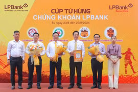 Đại diện Ban tổ chức trao hoa cho 2 nhà tài trợ chính của giải đấu là Ông Lê Minh Tâm - Chủ tịch HĐQT Công ty Chứng khoán LPBank và ông Hoàng Văn Phúc – Phó Tổng giám đốc Ngân hàng Lộc Phát Việt Nam và đại diện các câu lạc bộ tham dự giải đấu. (Ảnh: Vietnam+)