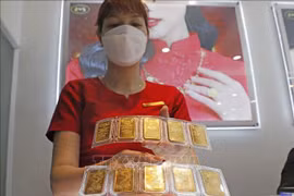 Giá vàng SJC tiếp tục tăng đến 800.000 đồng, tỷ giá đi ngang. (Ảnh: Vietnam+)