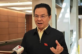 Đại biểu Hoàng Văn Cường (Đoàn Đại biểu thành phố Hà Nội) trả lời báo chí bên lề Quốc hội. (Ảnh: Vietnam+)