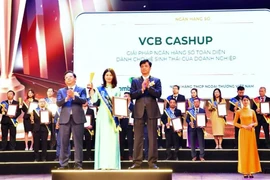 Bà Phương Thị Thu Thuỷ - Trưởng phòng Giải pháp và Kênh số Bán buôn, đại diện Vietcombank nhận giải thưởng Sao Khuê dành cho giải pháp VCB CashUp. (Ảnh: Vietnam+)