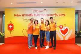 Ngày hội hiến máu tình nguyện LPBank 2024 nhận được sự tham gia đông đảo cán bộ nhân viên, khách hàng và đối tác trên toàn hệ thống, lan tỏa tinh thần “tương thân, tương ái” của dân tốc, thể hiện trách nhiệm và hành động vì nghĩa cử cao đẹp với cộng đồng của người LPBank. (Ảnh: Vietnam+)
