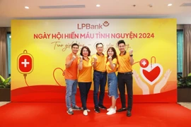 Ngày hội hiến máu tình nguyện LPBank 2024 nhận được sự tham gia đông đảo cán bộ nhân viên, khách hàng và đối tác trên toàn hệ thống, lan tỏa tinh thần “tương thân, tương ái” của dân tốc, thể hiện trách nhiệm và hành động vì nghĩa cử cao đẹp với cộng đồng của người LPBank. (Ảnh: Vietnam+)