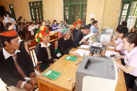 Ngân hàng Chính sách xã hội cho vay hộ nghèo và các đối tượng chính sách khác tại các tỉnh Trung du miền núi phía Bắc. (Ảnh: Vietnam+)