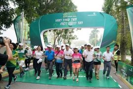 Vận động viên xuất phát và tham gia giải chạy trực tuyến “Vietcombank Run & Share: Vạn trái tim - Một niềm tin”. (Ảnh: Vietnam+)