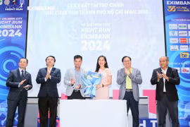 Bà Lê Thị Mai Loan – Phó Tổng Giám đốc Eximbank và ông Nguyễn Khoa Vinh (thứ 3 bên trái sang) - Đại diện Ban tổ chức chương trình trong buổi lễ ký kết tài trợ cho Giải chạy đêm Ho Chi Minh City Night Run Eximbank 2024. (Ảnh: Vietnam+)