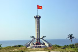 Cột cờ đảo Cồn Cỏ sừng sững giữa đất trời, đánh dấu chủ quyền biển đảo Việt Nam. (Ảnh: Vietnam+)