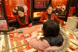 Khách hàng giao dịch tại doanh nghiệp kinh doanh vàng. (Ảnh: PV/Vietnam+) 