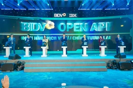 Đại diện BIDV và đối tác cùng thực hiện nghi thức ra mắt hệ thống BIDV Open API. (Ảnh: Vietnam+)