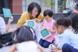 Trẻ em trải nghiệm triển lãm cổ tích về Amadeus Vũ Dân Tân. (Ảnh: Vietnam+)
