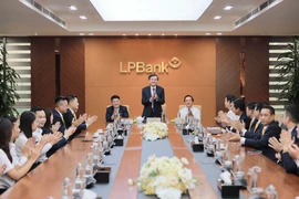 Ông Đoàn Minh Huấn - Ủy viên Ban Chấp hành Trung ương Đảng, Bí thư Tỉnh ủy Ninh Bình phát biểu tại chuyến thăm và làm việc với LPBank. (Ảnh: Vietnam+)