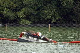 Máy nạo hút được đặt trong lòng hồ. (Ảnh: Báo Đất Việt)