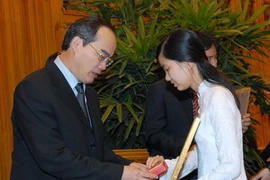 Phó Thủ tướng Nguyễn Thiện Nhân trao phần thưởng cho các nữ sinh tiêu biểu. (Ảnh: Nhan Sáng/TTXVN)