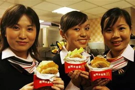 Trung Quốc: Dân thành thị bỏ đũa cầm dao nĩa