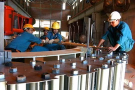 Công nhân Tổng công ty Lắp máy Việt Nam đang tổ hợp thiết bị tổ máy 2. (Ảnh: Ngọc Hà/TTXVN) 