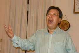 Giáo sư-tiến sĩ Quang Hải đang biểu diễn hát đồng song thanh. (Ảnh: TT&VH)