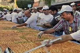 Chiếc bánh khổng lồ đang chờ đợi được ghi nhận vào kỷ lục Guinness.