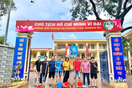 Các thầy cô giáo Trường Tiểu học Duyên Hà cùng các giáo viên trường bạn vệ sinh sạch sẽ khuôn viên, sẵn sàng đón học sinh trở lại vào thứ Hai. (Ảnh: NTCC)
