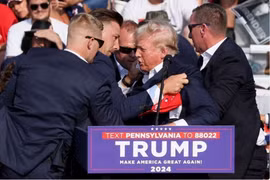 Tái xuất đầy thách thức, ông Trump vận động tại địa điểm của vụ ám sát hụt