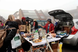 Mở cốp xe, thuê thêm chiếc bàn là có thể bắt đầu mở hàng ở chợ 'car-boot sale.'