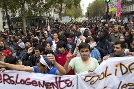 Người dân Pháp tuần hành ủng hộ người di cư tại Paris. (Nguồn: AFP/TTXVN) 