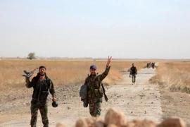 Binh sỹ quân đội Syria tuần tra gần sân bay quân sự Kweyris, tỉnh Aleppo ngày 18/10. (Nguồn: AFP/TTXVN) 