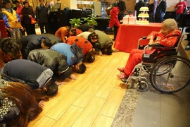 Xúc động cảnh con cháu khấu đầu trước cụ bà 100 tuổi.