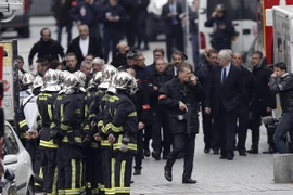 Cảnh sát Pháp làm nhiệm vụ trong cuộc vây ráp tại Saint-Denis ngày 18/11. (Nguồn: THX/TTXVN) 