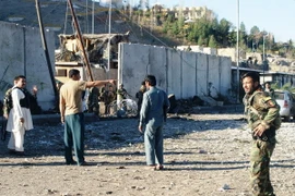 Lực lượng an ninh Afghanistan điều tra tại hiện trường vụ tấn công. (Nguồn: THX/TTXVN)