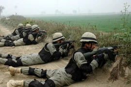 Binh sỹ Pakistan gác tại Wagah, dọc biên giới Pakistan-Ấn Độ. (Nguồn: THX/TTXVN) 