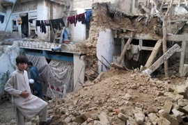Cảnh đổ nát sau trận động đất ở Kohat, Pakistan ngày 26/10. (Nguồn: AFP/TTXVN) 
