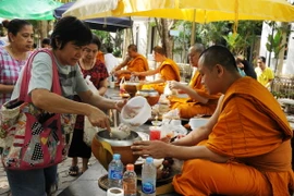 Đích thân Phật tử phải dâng tận tay những lễ phẩm lên chư Tăng.