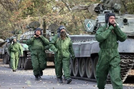 Xe tăng của lực lượng ly khai rời thị trấn Novoazovsk ở khu vực Donetsk ngày 21/10. (Nguồn: AFP/TTXVN) 