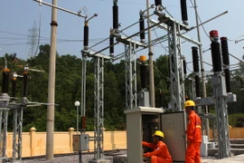 Công nhân Công ty Lưới điện Cao thế miền Bắc vận hành trạm biến áp 110kV Vân Đồn, điểm đầu cấp điện ra huyện đảo Cô Tô. (Ảnh: Đình Huệ/TTXVN)