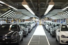 Công nhân lắp ráp kiểm tra sản phẩm tại dây chuyền sản xuất xe VW tại nhà máy ở Wolfsburg, miền Trung Đức. 