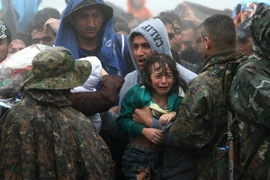 Người di cư và tị nạn tập trung tại khu vực biên giới Hy Lạp-Macedonia. (Nguồn: AFP/TTXVN) 