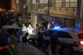 Lực lượng an ninh Israel chuyển người Palestine bị bắn bị thương sau vụ tấn công ở Netanya. (Nguồn: AFP/TTXVN) 