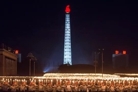 Màn múa đuốc trước tháp Juche. (Nguồn: Sputniknews)