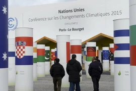 Cảnh sát Pháp tuần tra tại khu trung tâm Hội nghị COP21 ở Le Bourget, thủ đô Paris ngày 29/11.(Nguồn: AFP/TTXVN)