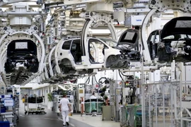Dây chuyền sản xuất xe hơi bên trong nhà máy của hãng Volkswagen ở Wolfsburg, Đức. (Nguồn: AFP/TTXVN) 