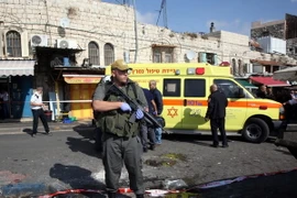 Lực lượng an ninh Israel làm nhiệm vụ tại hiện trường vụ tấn công ở Damascus ngày 10/11. (Nguồn: AFP/TTXVN)