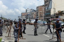 Cảnh sát Nepal làm nhiệm vụ trong cuộc biểu tình ở Kathmandu ngày 26/8. (Nguồn: AFP/TTXVN) 