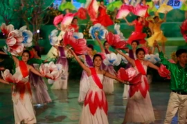 Chương trình nghệ thuật chào mừng Festival hoa Đà Lạt 2015. (Ảnh: Đặng Tuấn/TTXVN) 